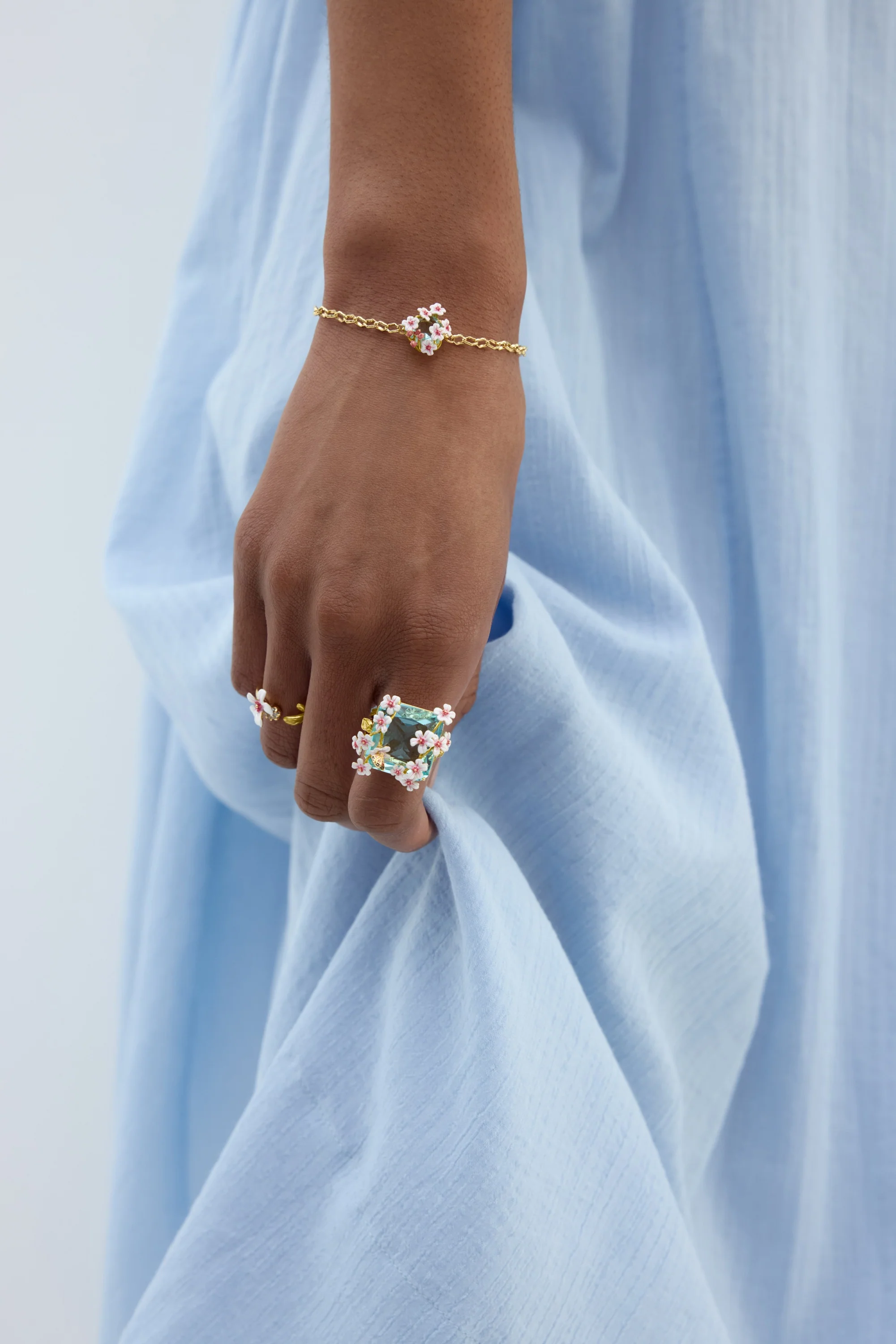 Bague ajustable aubépine blanche et rose et cristal bleu - Image 2