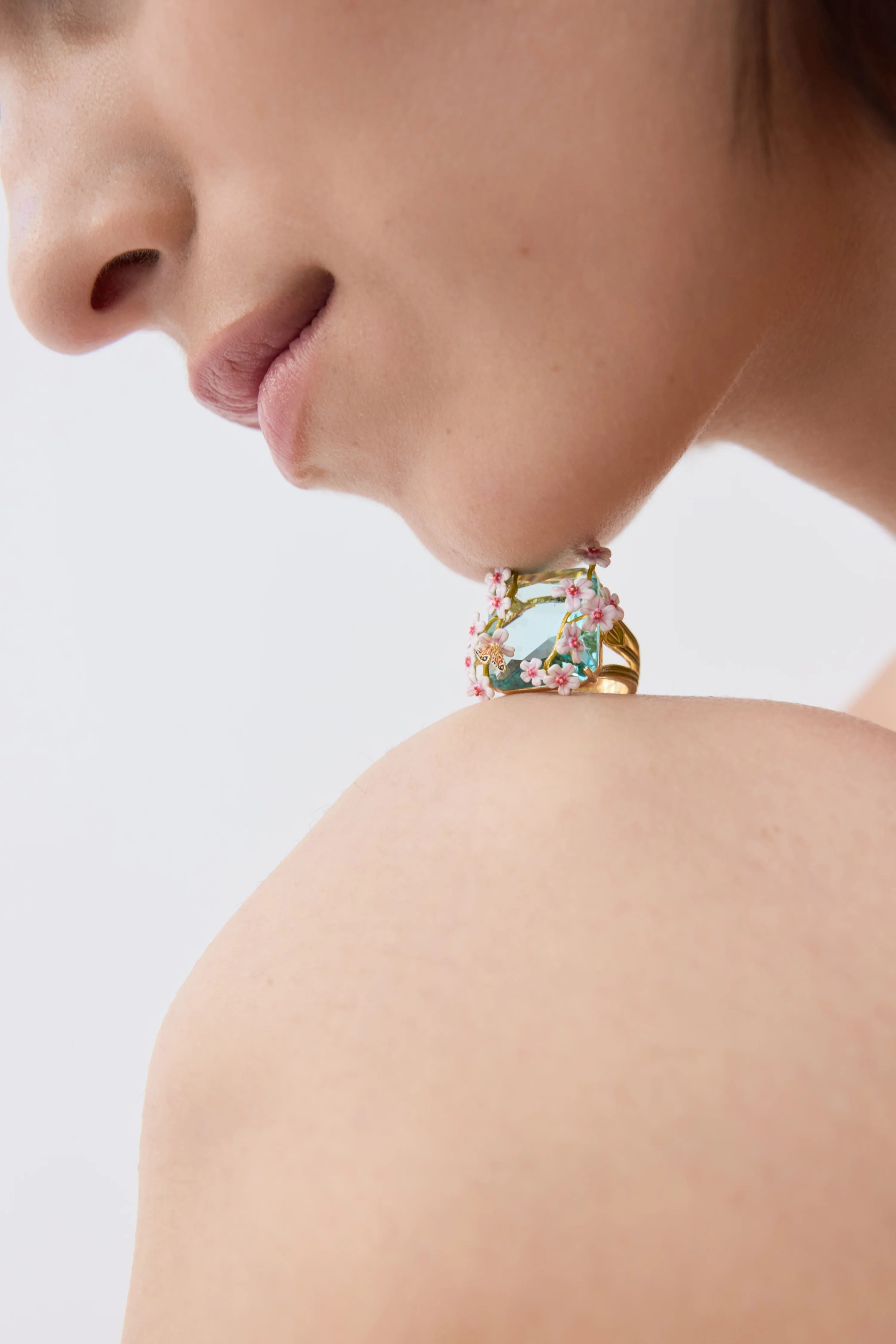 Bague pierre carrée facettée bleue, aubépines blanches et roses et papillon - Image 4