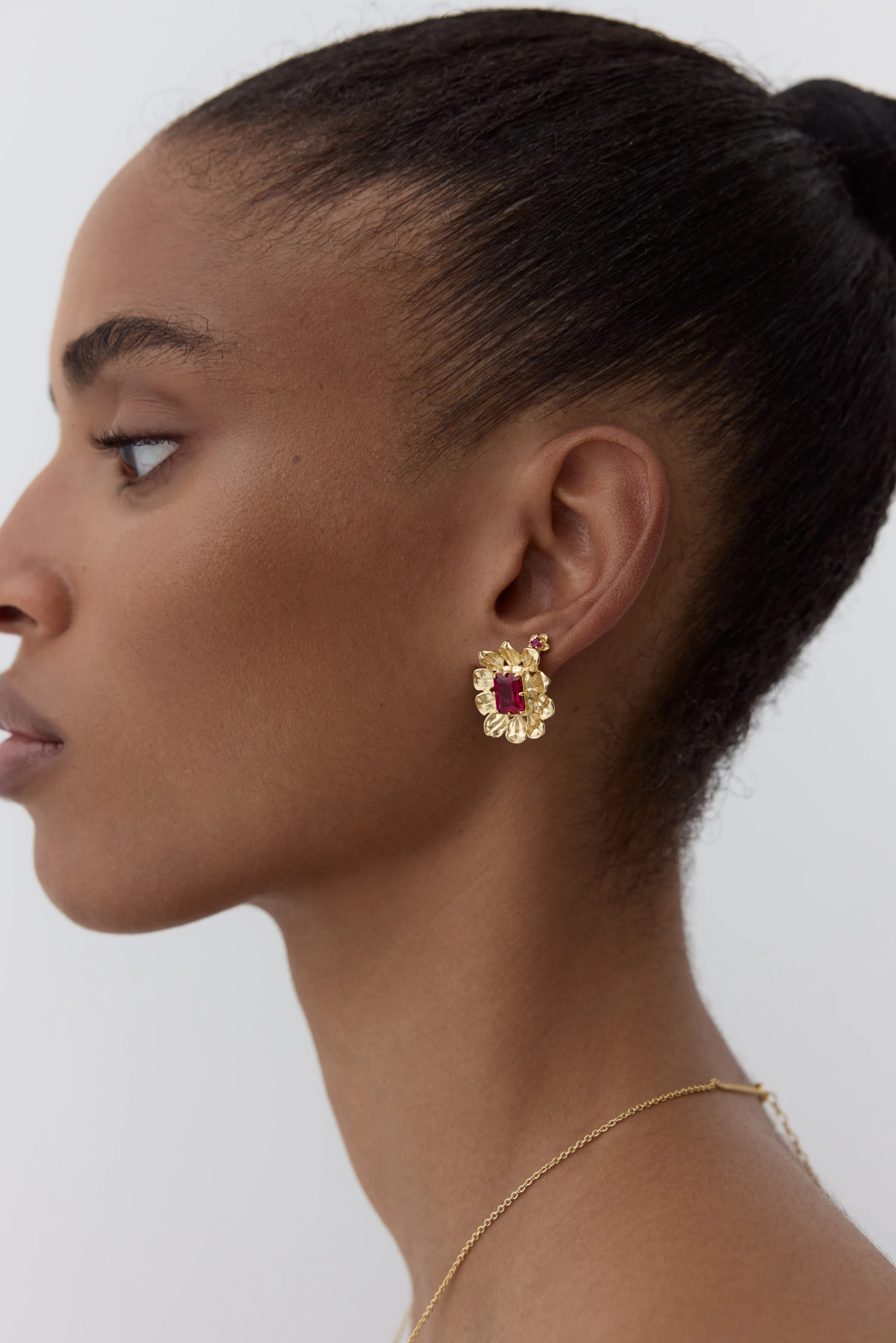 Boucles d'oreilles anémone dorée et pierre rose - Image 2