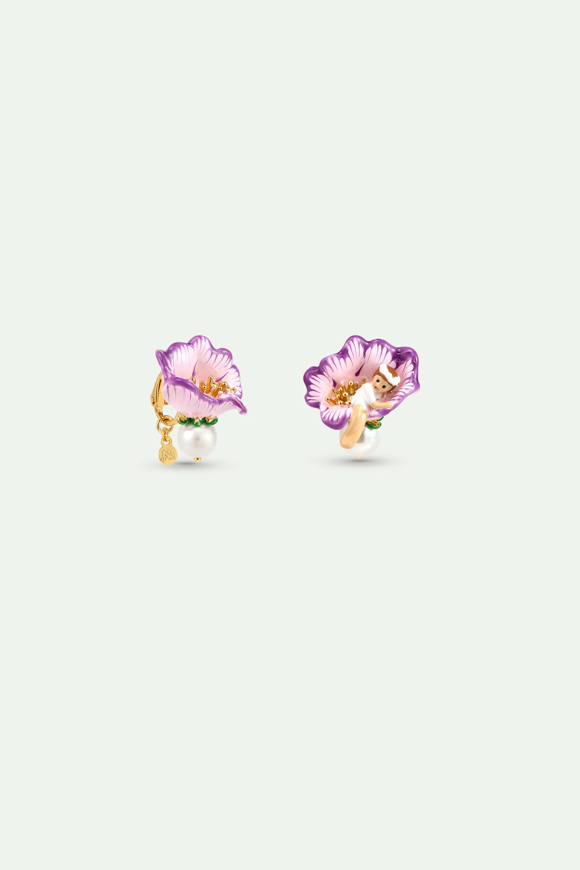 Boucles d'oreilles asymétriques fleur de mauve, Petite Poucette et perle fantaisie - Image 3