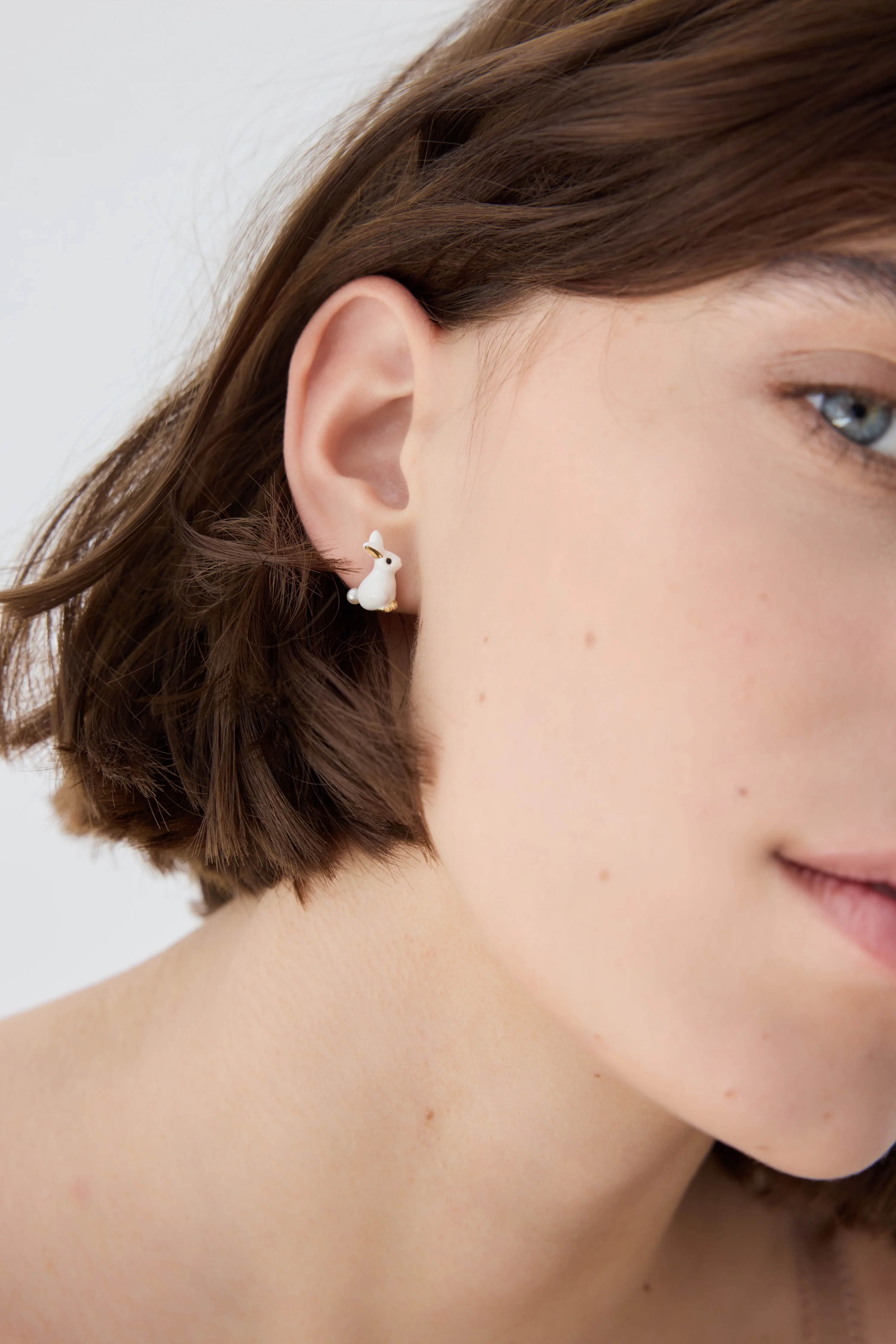 Boucles d'oreilles asymétriques lapin et fleur rose - Image 3