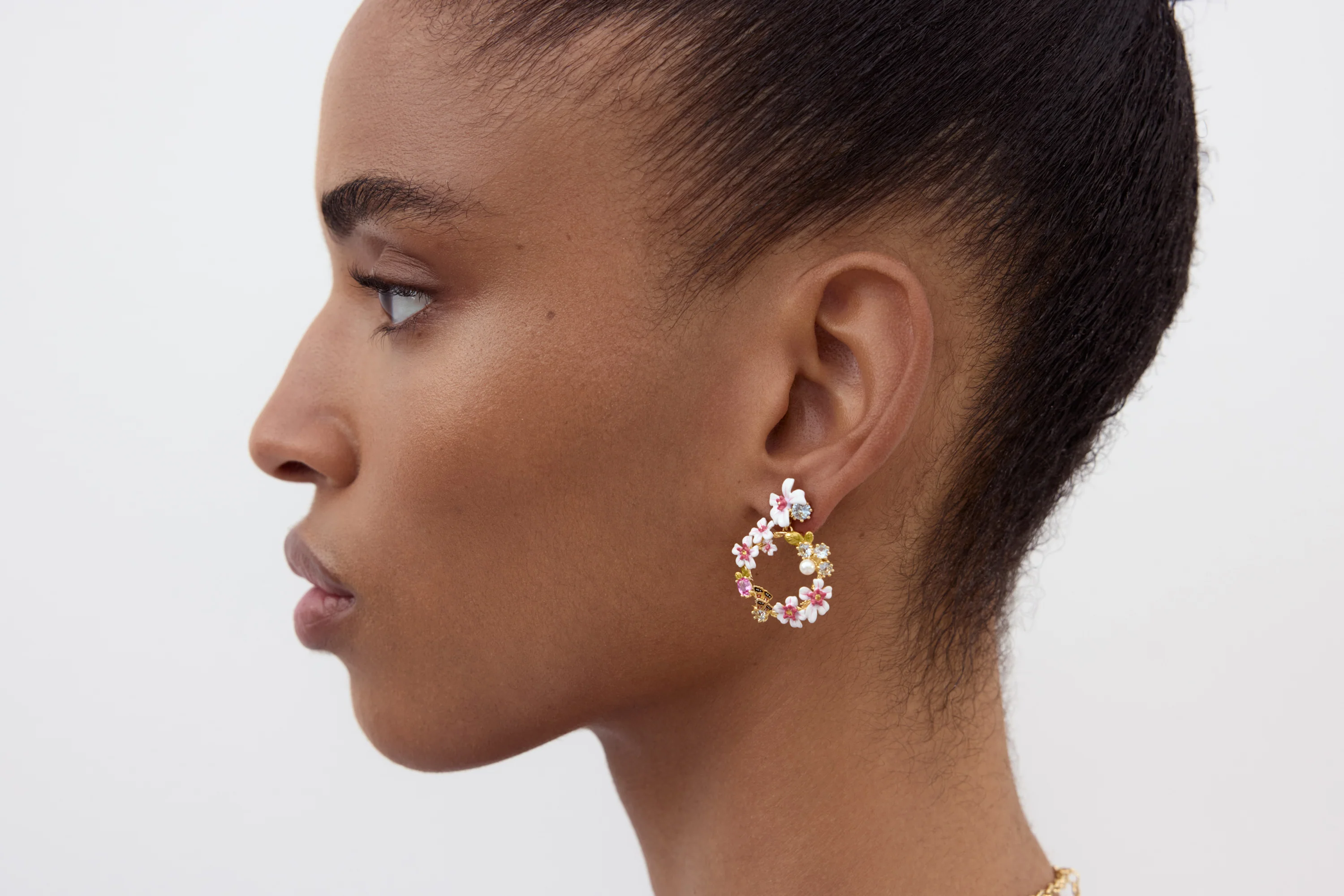 Boucles d'oreilles créoles aubépines, cristaux et papillon - Image 4