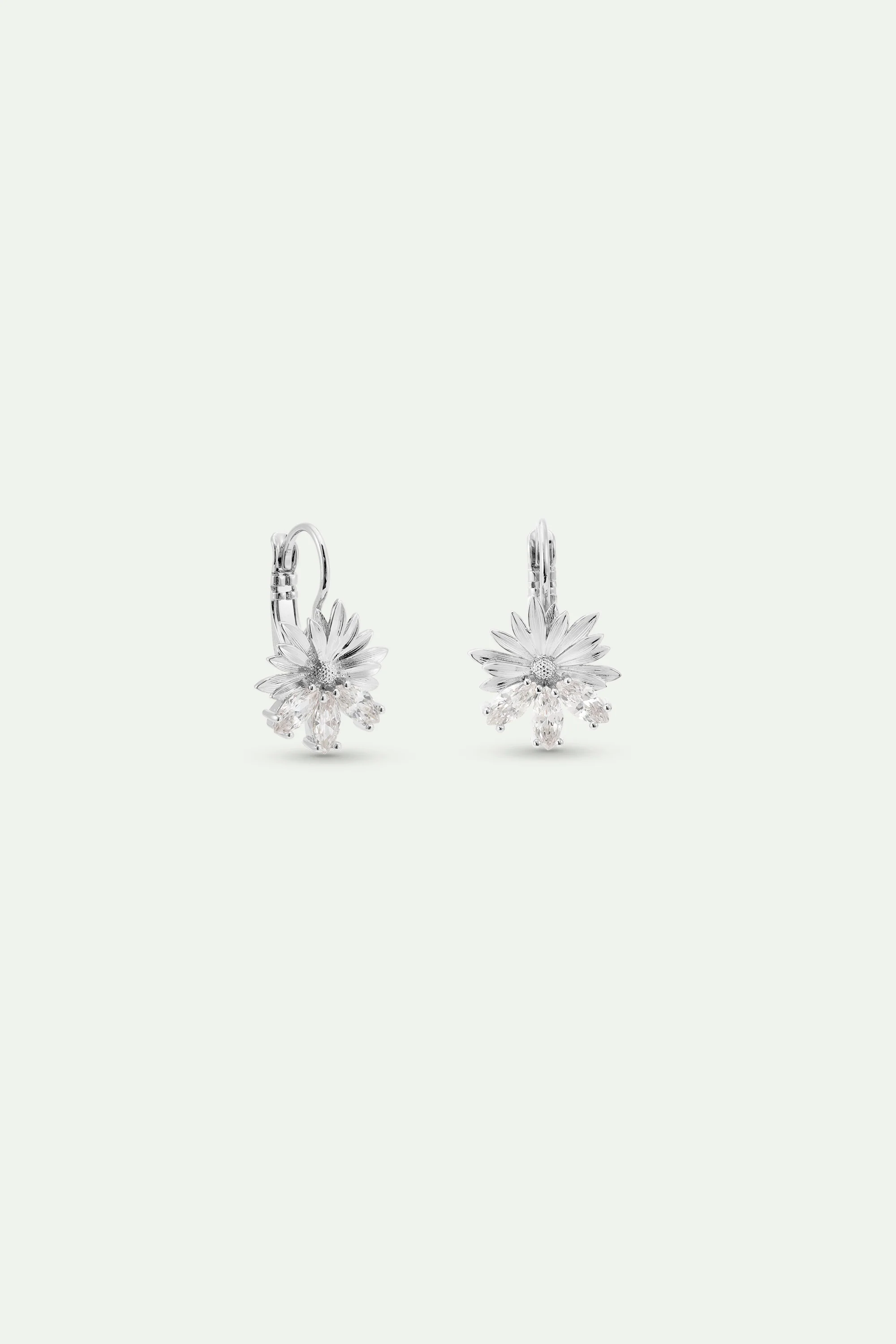 Boucles d'oreilles dormeuses argentées marguerite et pierres blanches - Image 2