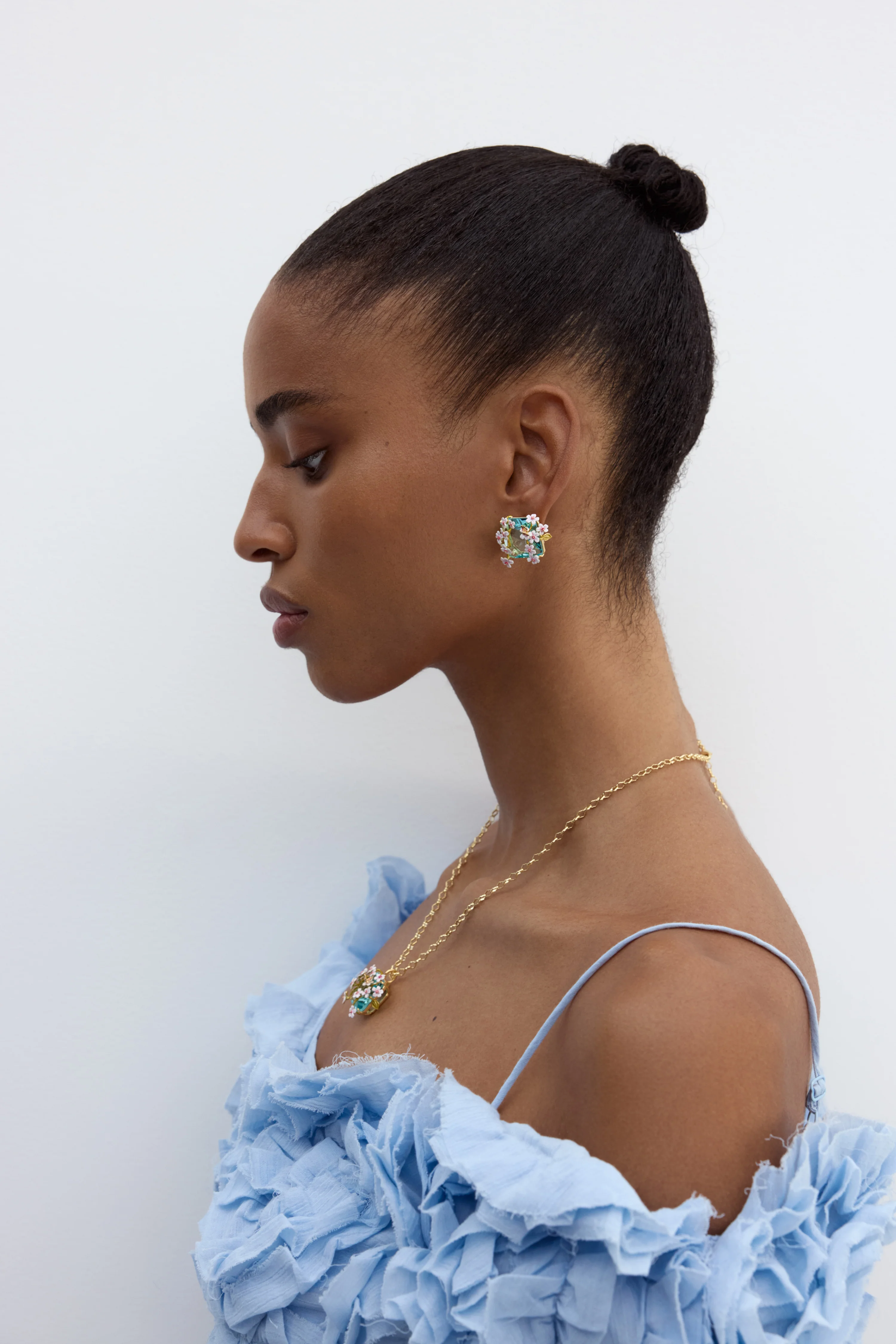 Boucles d'oreilles pierre carrée facettée bleue, aubépines blanches et roses et papillon - Image 2