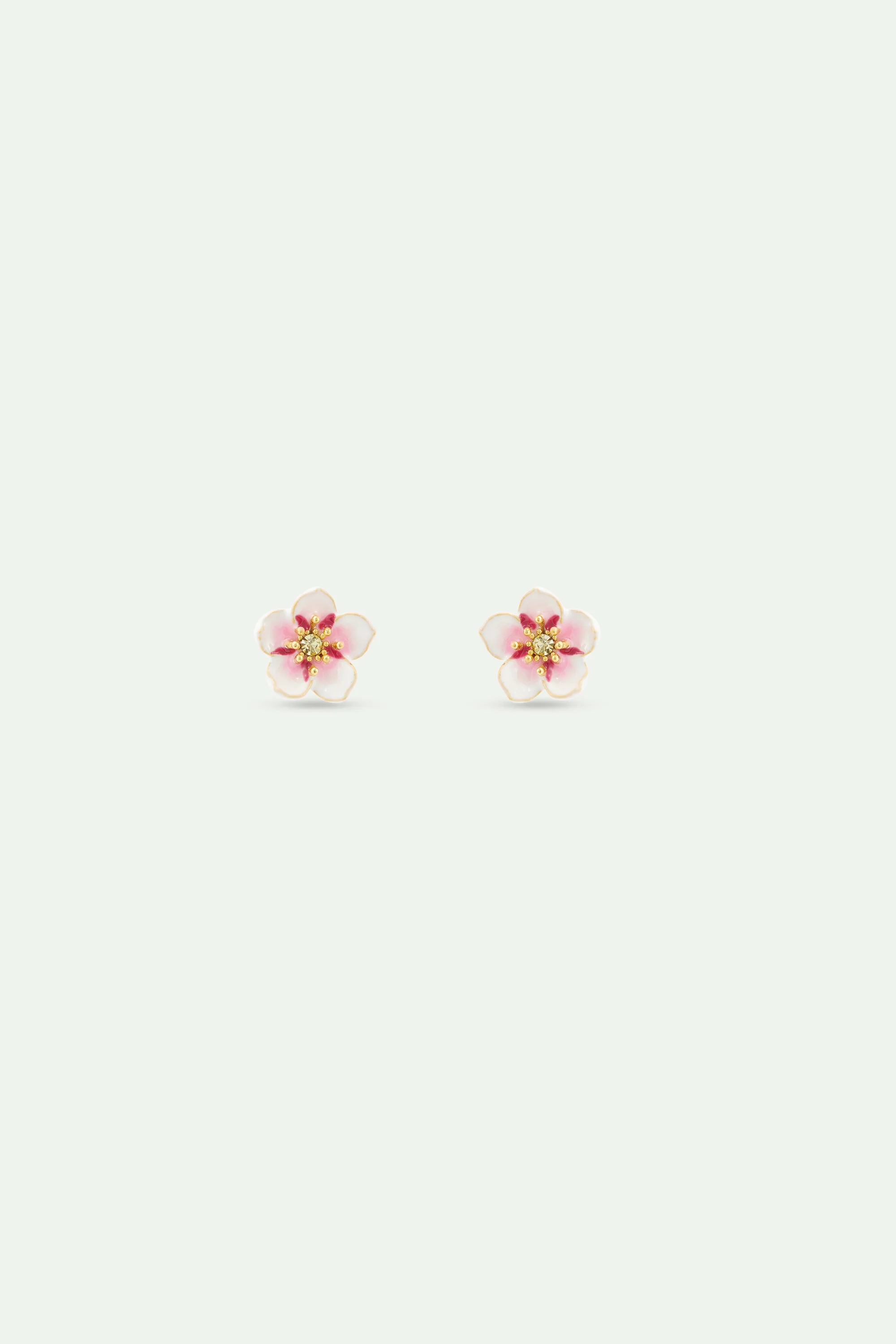 Boucles d'oreilles tiges mini fleurs blanches de cerisier - Image 3
