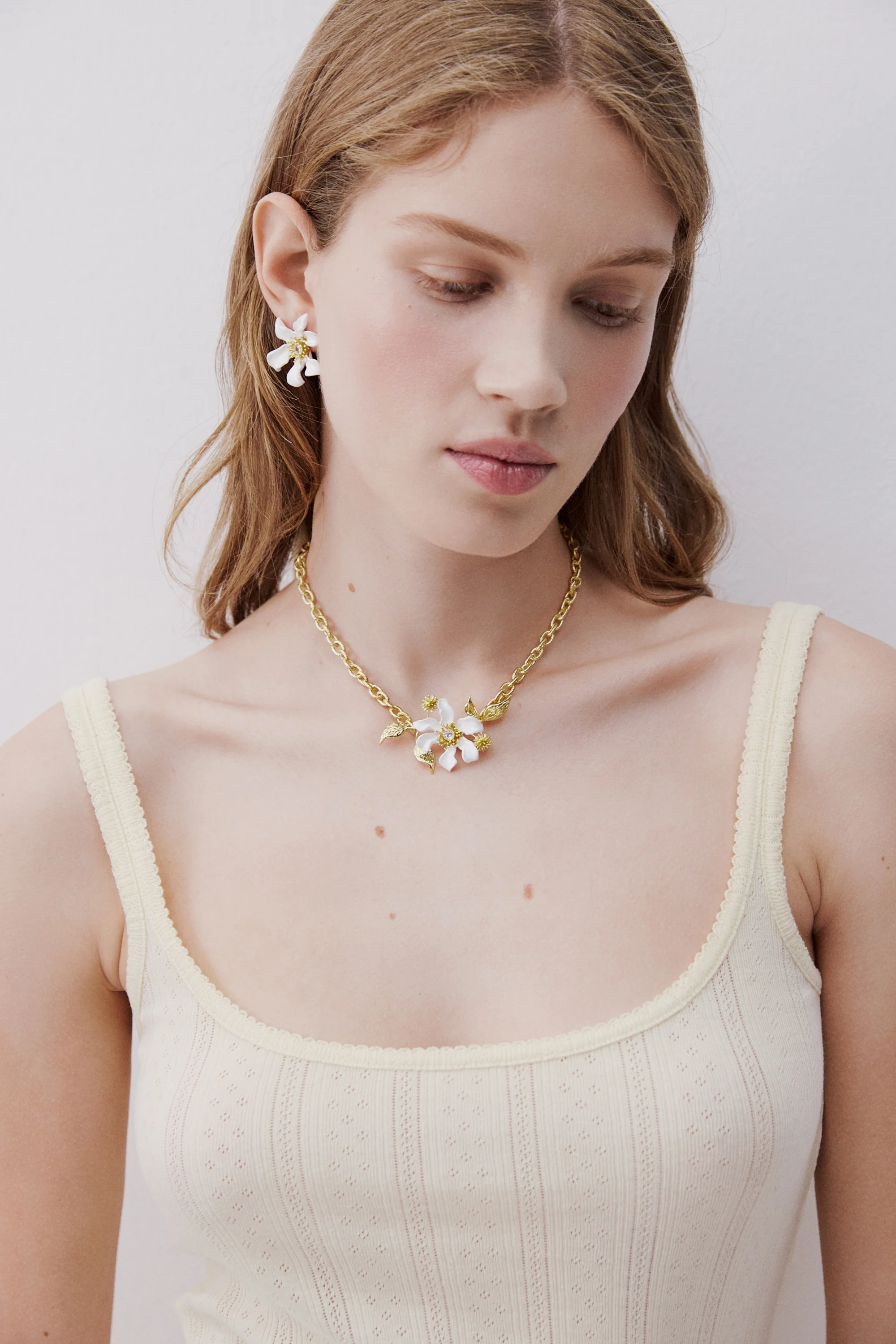 Collier grande fleur de clĂ©matite blanche, corĂȘte du japon et laurier - Image 2