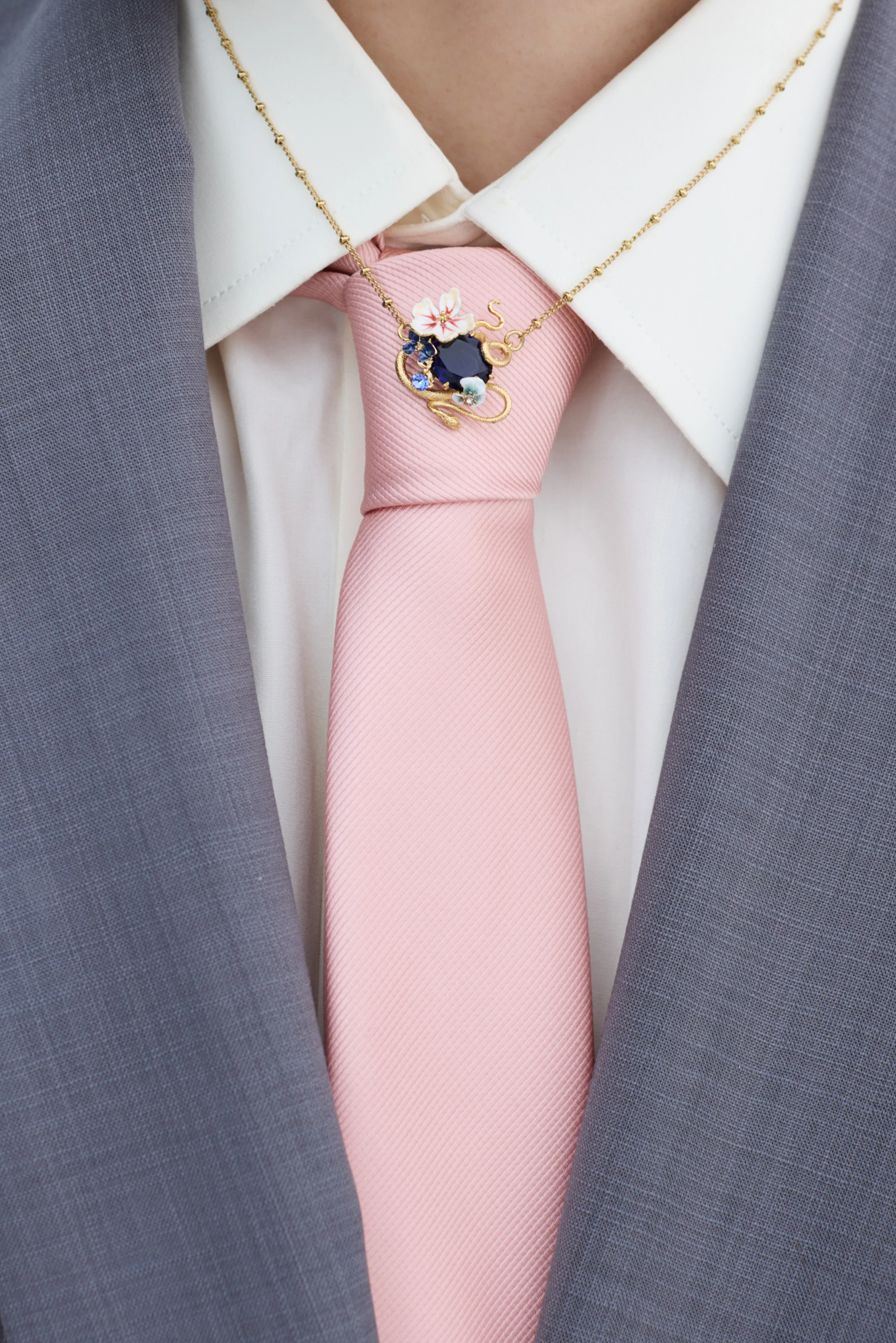 Collier pierre facettée bleue, serpent doré et fleurs de Mauve - Image 2