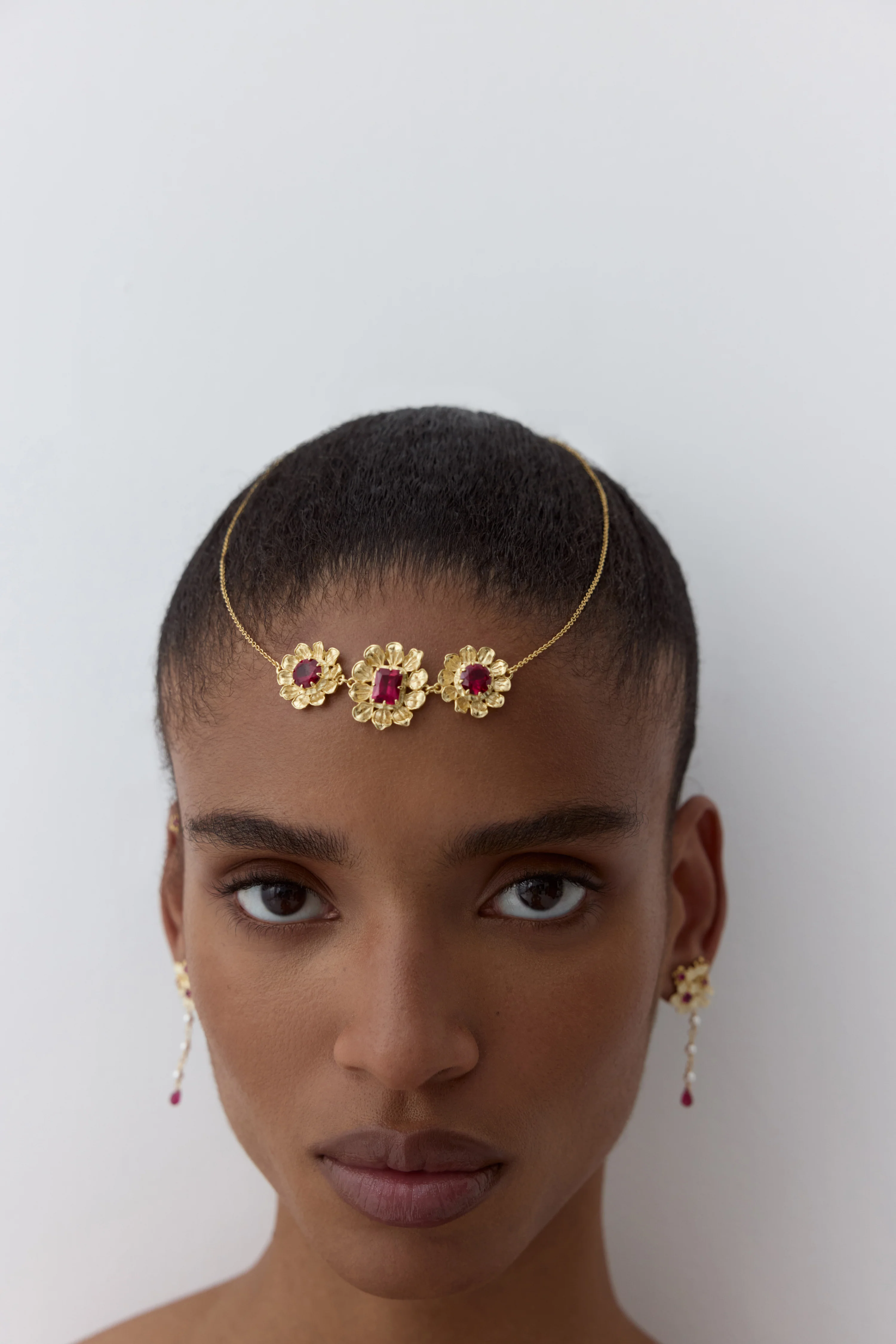 Collier plastron anémones dorées et pierres roses - Image 5